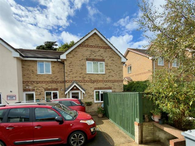 Flat for sale in Easton, Freshwater