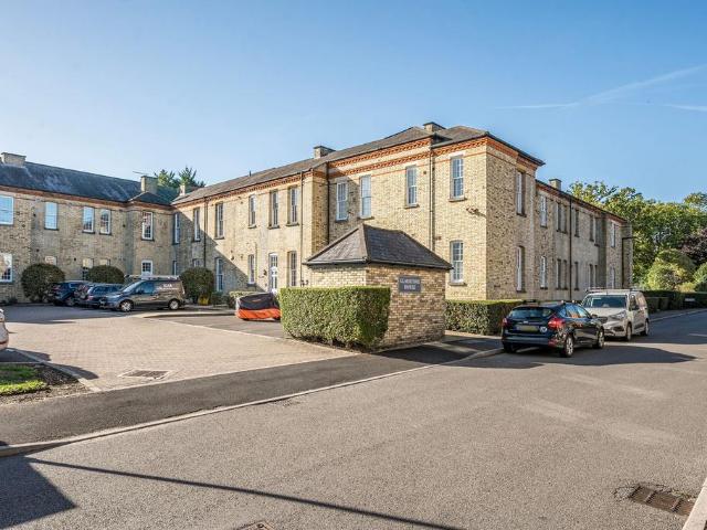 Flat for sale in Manor Park, Epsom
