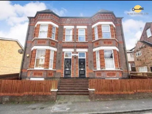 Flat for sale in Spring Park, Luton