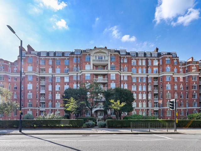 Flat for sale in St. John's Wood, Greater London