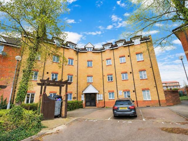 Flat for sale in Thames View, Greater London