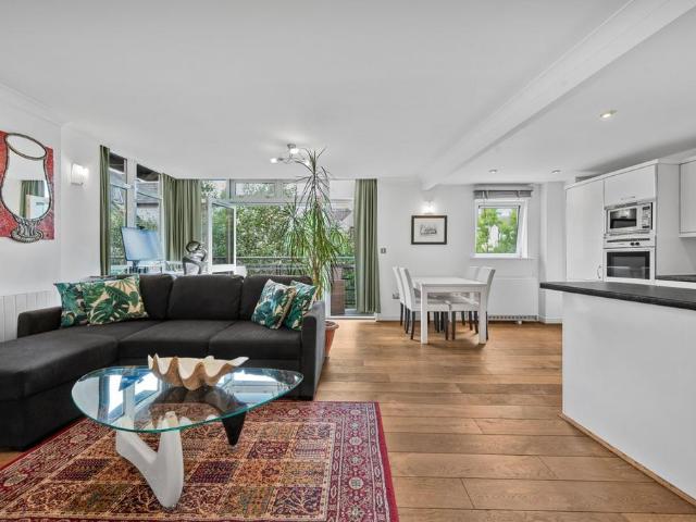 Flat for sale in Millwall, Greater London