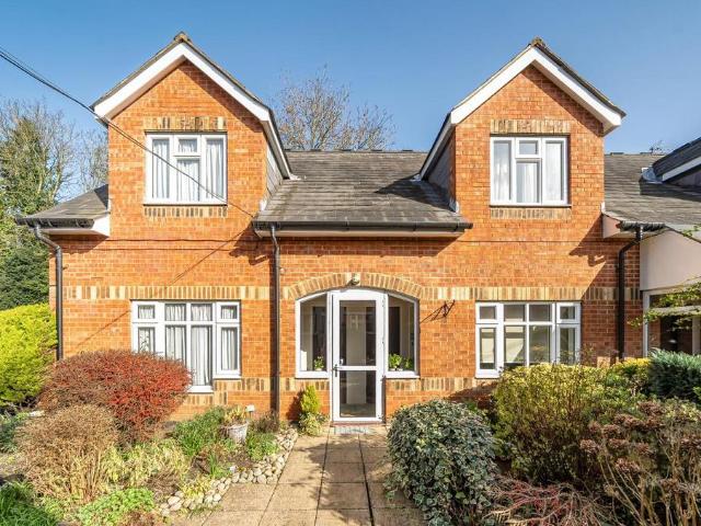 Flat for sale in Little Stanmore, Greater London