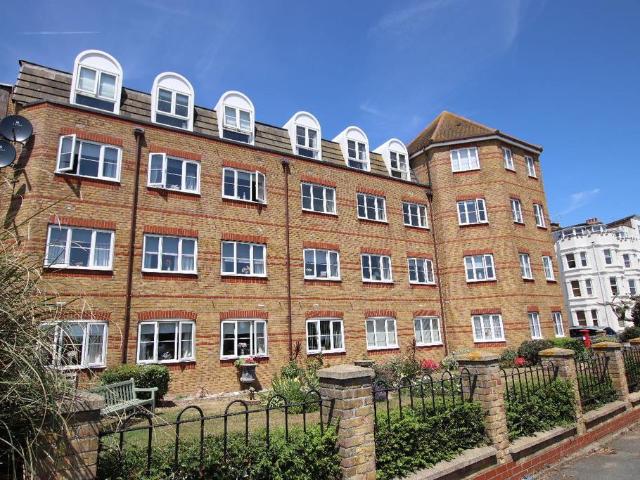 Flat for sale in Dale Hill, Essex