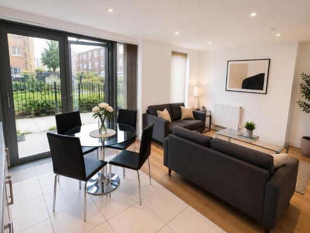 Flat for sale in Limehouse, Greater London