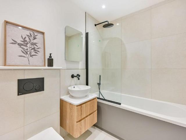Flat for sale in London Borough of Merton, Merton Park