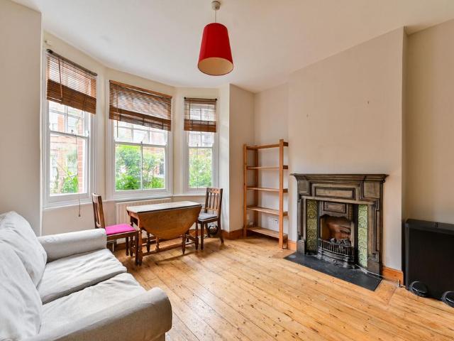 Flat for sale in Oval, Greater London