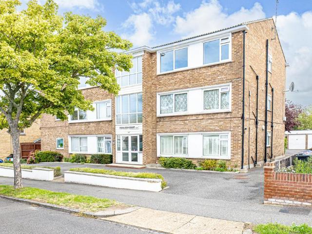 Flat for sale in Alton Barnes, Essex