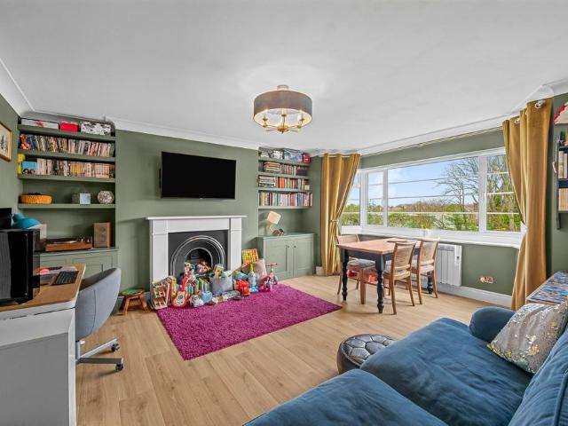 Flat for sale in North Sheen, Greater London