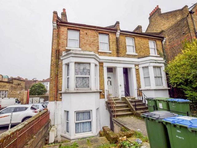 Flat for sale in Shooters Hill, Greater London