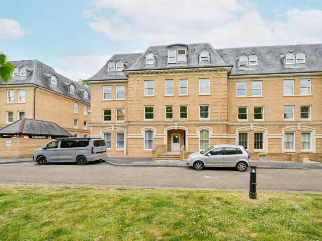 Flat for sale in Hampton Wick, Greater London
