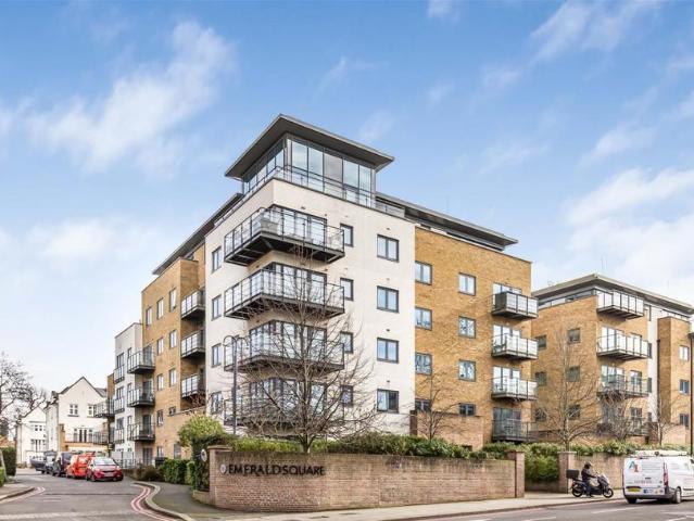Flat for sale in Roehampton, Greater London