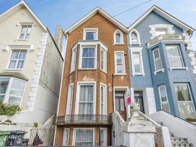 Flat for sale in Bohemia, Guestling Green