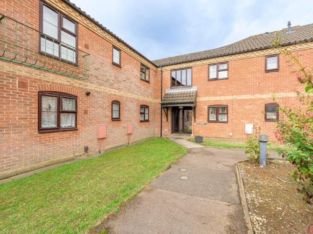 Flat for sale in Burgh St Peter, Norfolk