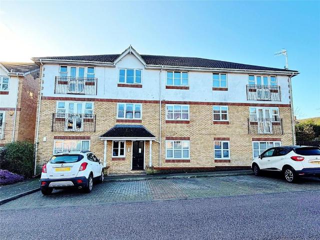 Flat for sale in Woking, Surrey