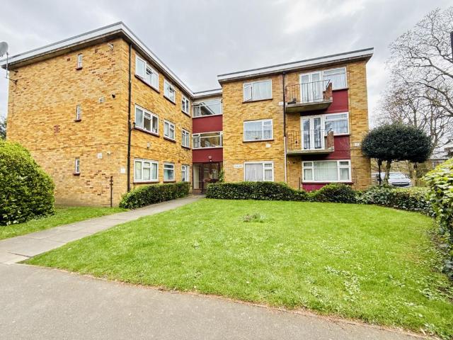 Flat for sale in London Borough of Hounslow, Greater London
