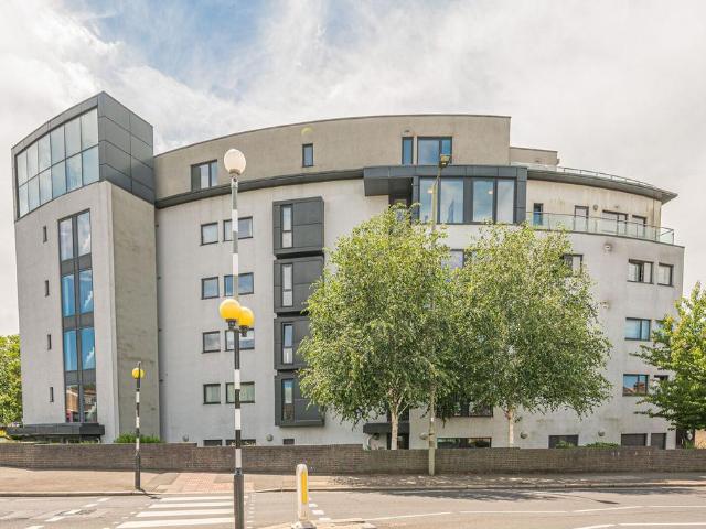 Flat for sale in Brunswick Park, Greater London