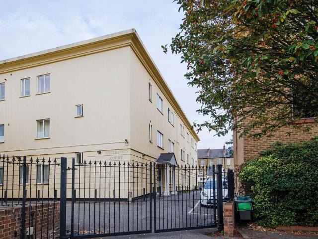Flat for sale in London Borough of Ealing, Hanwell
