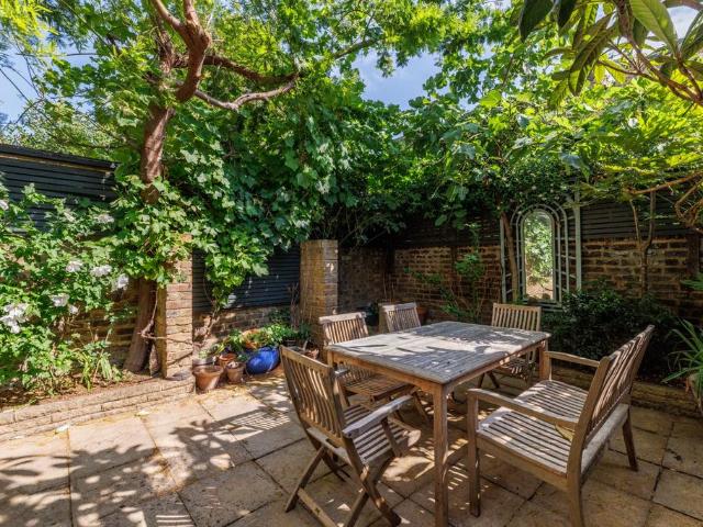 Flat for sale in Fulham, Greater London