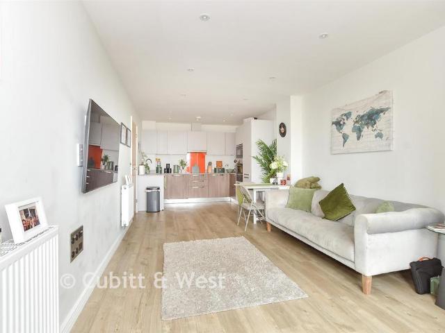 Flat for sale in Perryfields, West Sussex