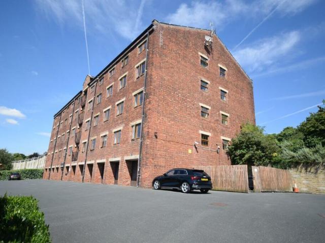 Flat for sale in Riddlesden, West Yorkshire