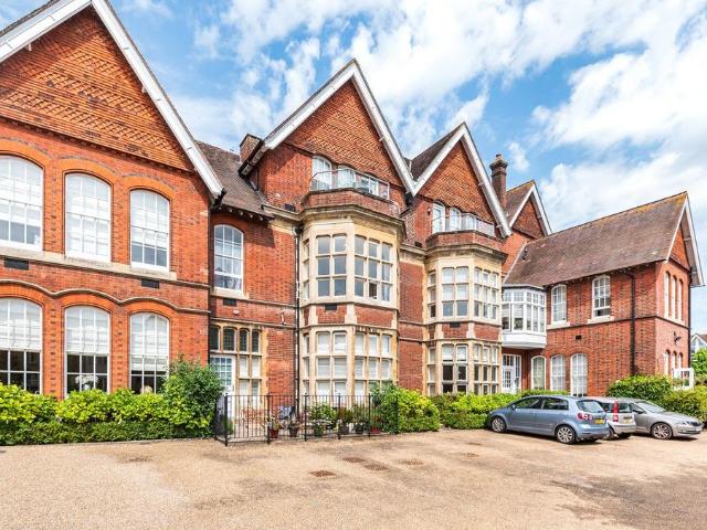 Flat for sale in Hampshire