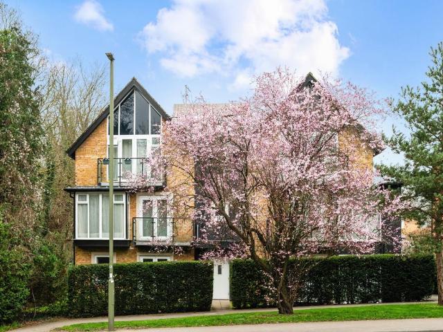Flat for sale in Hillview, Surrey