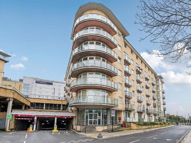 Flat for sale in London Borough of Hounslow, Feltham