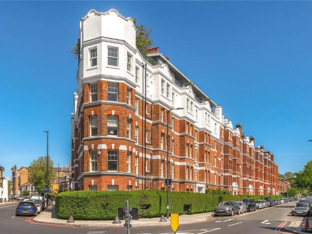 Flat for sale in Battersea, Greater London