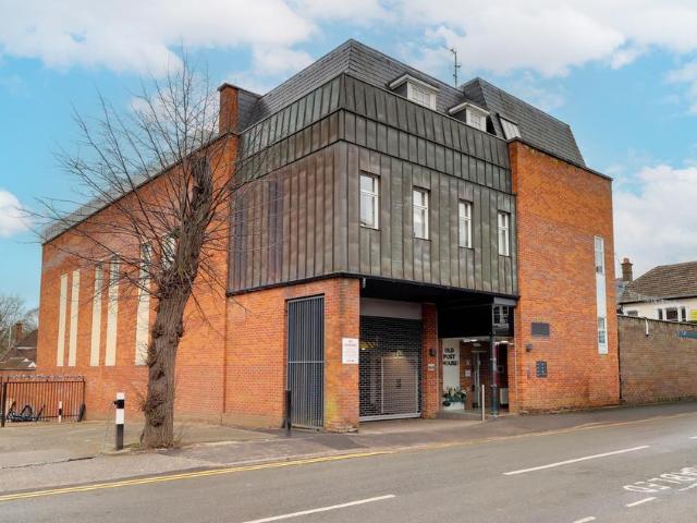 Flat for sale in Hatching Green, Five Acres