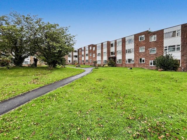 Flat for sale in Simister, Bury