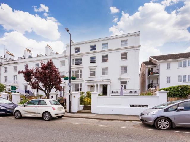 Flat for sale in Henley-on-Thames, Berrick Salome