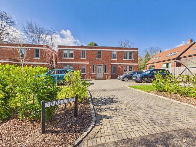 Flat for sale in Heol-las, Surrey