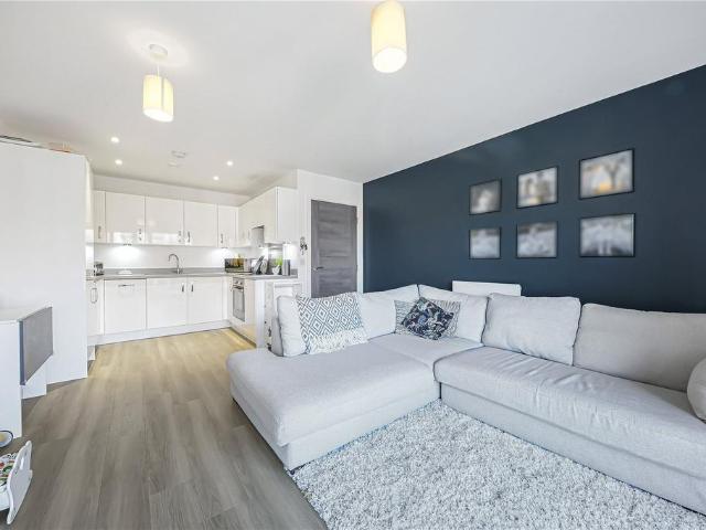 Flat for sale in Elstree and Borehamwood, Borehamwood