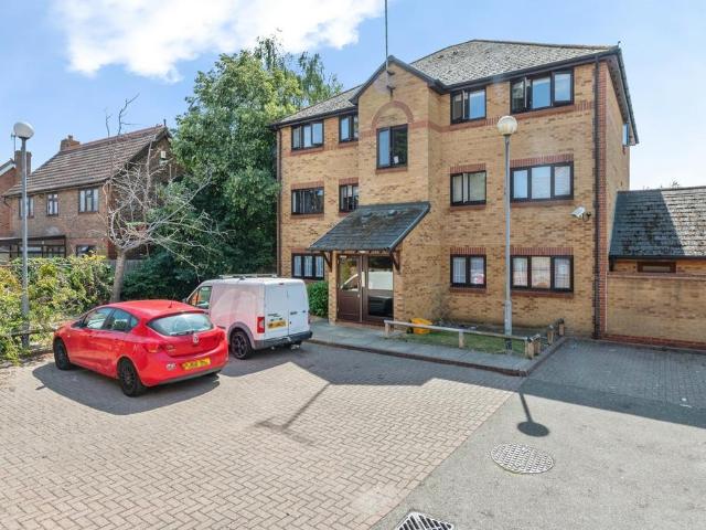 Flat for sale in Badgers Dene, Grays