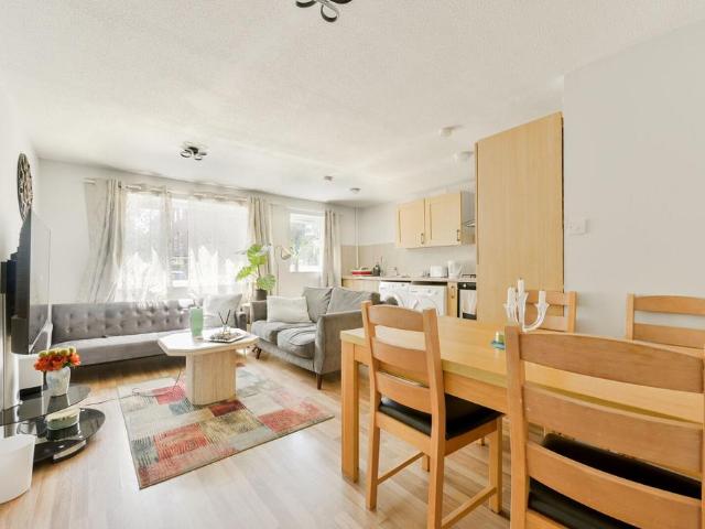 Flat for sale in London Borough of Ealing, Greater London