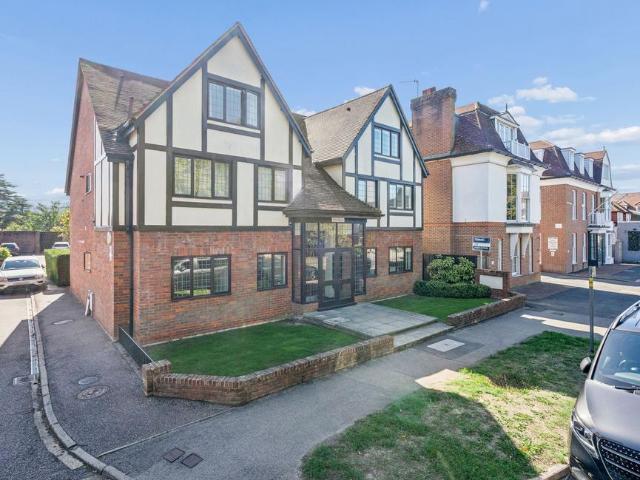 Flat for sale in Holtspur, Knotty Green