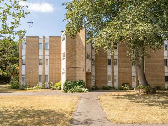 Flat for sale in Bush Hill Park, Greater London
