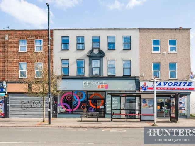 Flat for sale in Worcester Park, Greater London