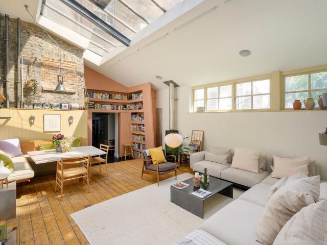 Flat for sale in Kentish Town, Greater London