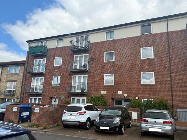 Flat for sale in Lane, Greater London