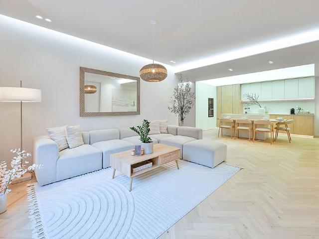 Flat for sale in Shepherd's Bush, Greater London