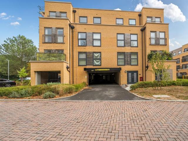 Flat for sale in Burnham, Dorney Reach