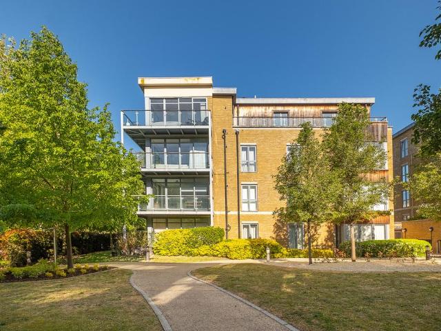 Flat for sale in Hampton Wick, Greater London