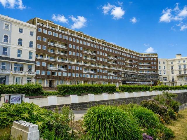 Flat for sale in Blacklands, Guestling Green