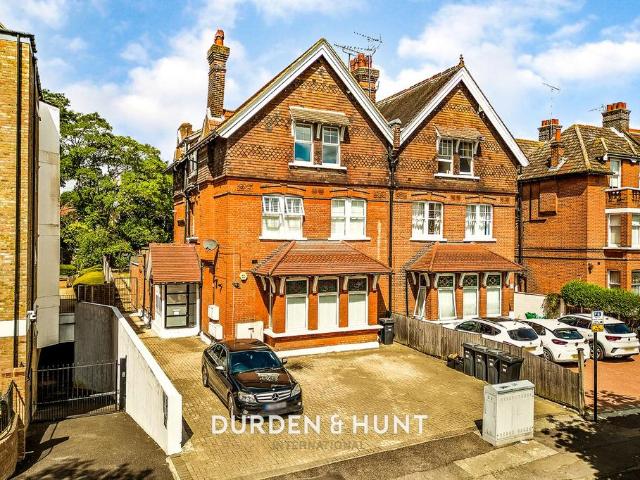 Flat for sale in Snaresbrook, Greater London