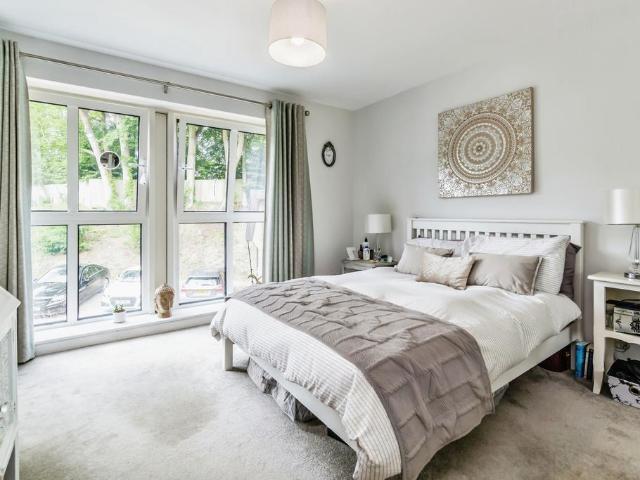 Flat for sale in Hillview, Surrey