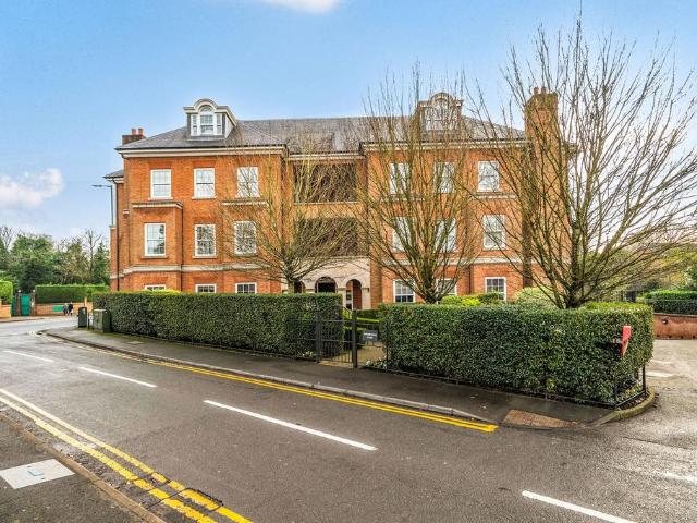 Flat for sale in Bushey, Bushey Heath