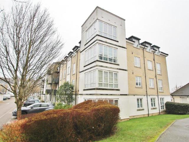 Flat for sale in Woking, Surrey