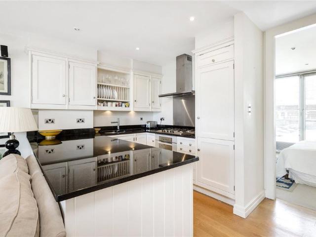 Flat for sale in Battersea, Greater London